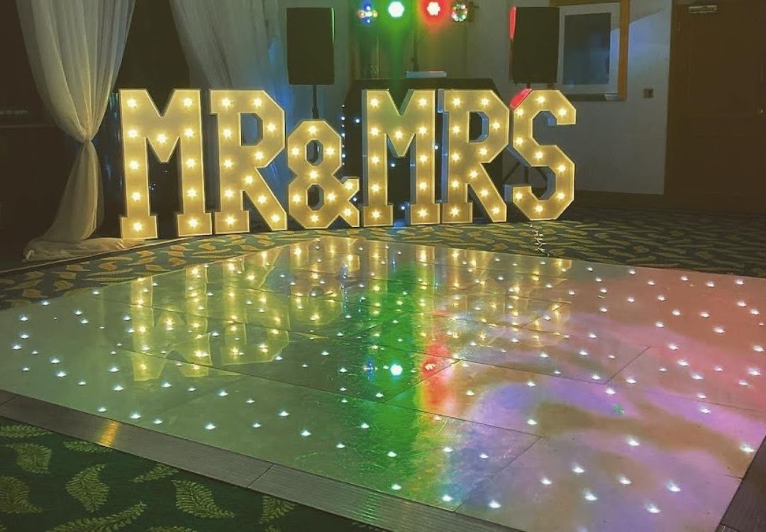 Illuminated MR and MRS letters